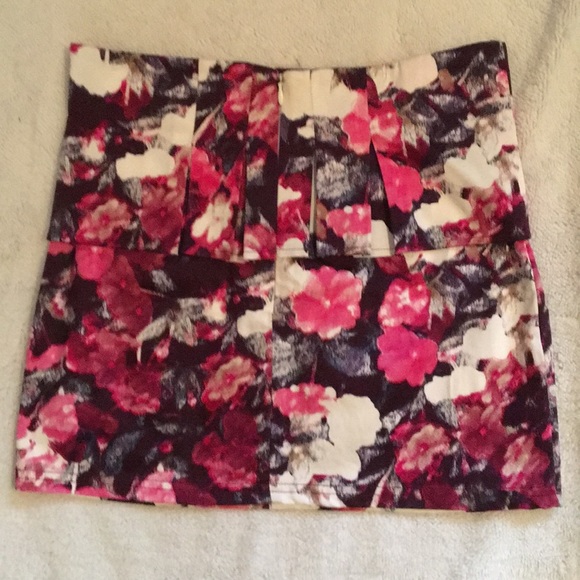 Floral Mini Skirt - Picture 3 of 4